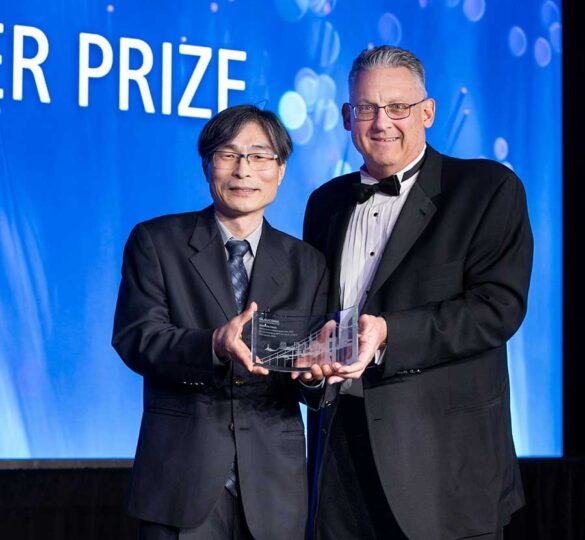 Dr. Sim receives the Shaffer Prize from Dr. Andrew Iwach